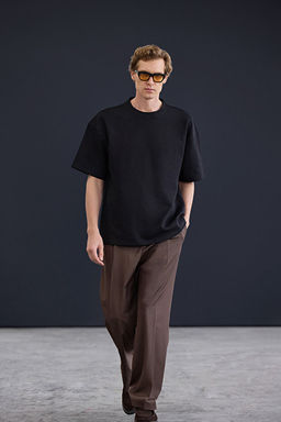 Trendyol Studio Siyah Oversize Kal_n T-Shirt TMNAW26TS00003
