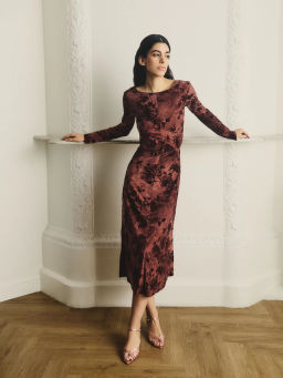 Трикотажное платье приталенного силуэта / Zarina