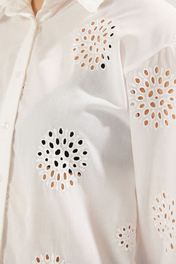 TRENDYOLMILLA Beyaz Brode Nak?s Detayl? Oversize Genis Kal?p Dokuma Gomlek TWOSS25GO00028  фото 4