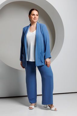 Жакет из плотной шелковистой ткани с жатой фактурой.