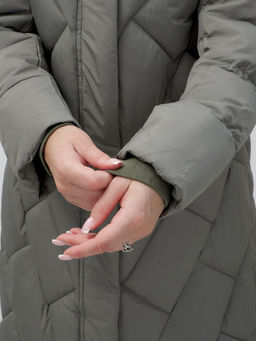 Пальто утепленное стеганное зимнее с капюшоном женское цвета хаки 9612Kh - Mtforce фото 10