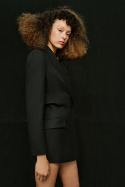 BLAZER CRUZADA CINTURA GLOBO HOMBRERAS / Negro