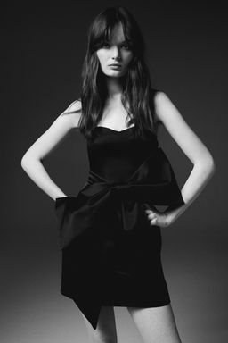 Vestido bandeau de saten con lazo