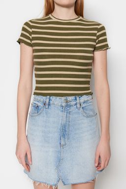 Trendyolmilla Haki Cizgili Baby Overlok Detayl? Fitted/Vucuda Oturan Crop Fitilli Orme Bluz TWOSS23BZ00506  фото 10