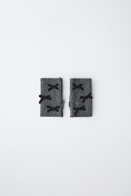 KNITTED MITTENS WITH VELVET BOWS