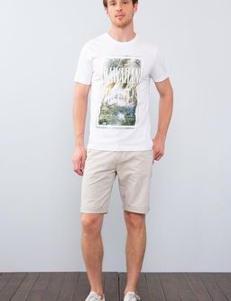 Белая тонкая футболка с круглым вырезом