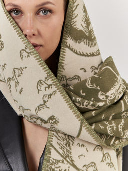 В СОСТАВЕ ШЕРСТЬ и КАШЕМИР Большой, мягкий, теплый однотонный двусторонний палантин.