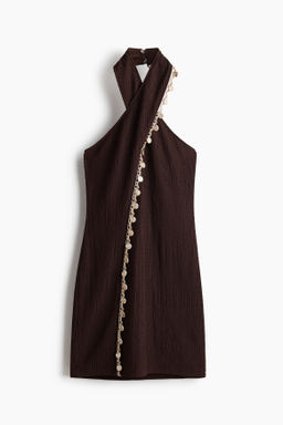 Vestido halter con detalles decorativos