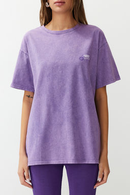 TRENDYOLMILLA Lila Oversize/Genis Kal?p Y?kamal? Slogan ve S?rt Bask?l? %100 Pamuk Orme T-Shirt TWOSS24TS00200 фото 5