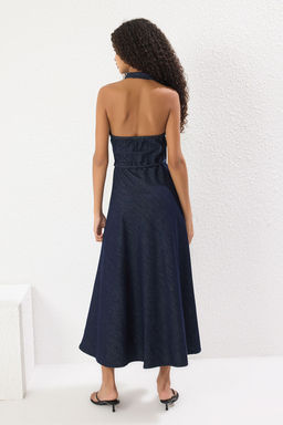 TRENDYOLMILLA Koyu Mavi Etegi Volanl? Baglama Detayl? Halter Yaka Maxi Denim Elbise TWOSS25EL00602