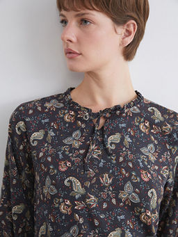 Ba?lamal? Yaka ?i?ekli Bluz