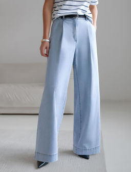 Широкие джинсы с защипами из облегченного денима