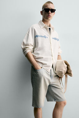 CAMISA RELAXED FIT ESTAMPADO FLORES / Blanco