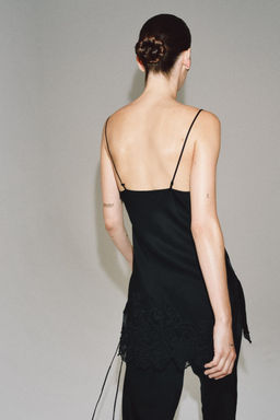 TOP SATINADO BORDADOS ZW COLLECTION / Negro