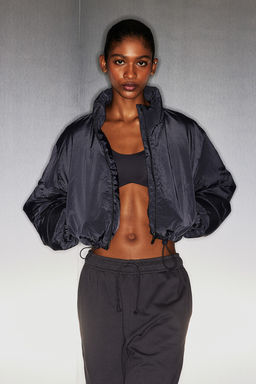 Chaqueta puffy cropped repelente al agua