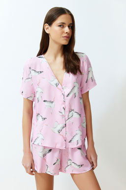 Trendyolmilla Pembe Leylek Desenli Viskon Sortlu Dokuma Pijama Tak?m? THMSS24PT00134