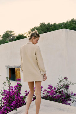 BLAZER CON LINO MANGA REMANGADA / Beige claro - Zara фото 14