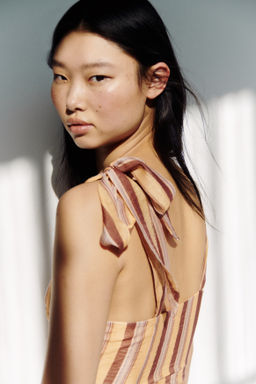 Top cropped con tirantes de lazo - H&m фото 3