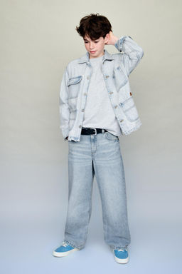 JEANS WIDE LEG TEXTO BORDADO / Azul claro