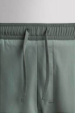 PANTALONES CORTOS ENTRENAMIENTO 2 EN 1 B?SICOS / verde lavado
