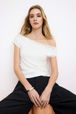 Ekru Fitted/Vucuda Oturan Asimetrik Yaka Dantel Detayl? Crop/K?sa Esnek Orme Bluz TWOSS26BZ00356