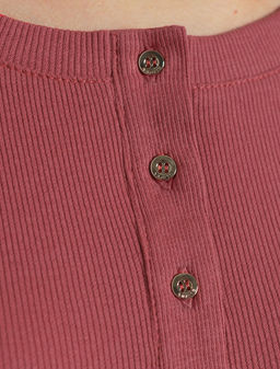 Лонгслив облегающий из фактурного трикотажа в рубчик с круглым вырезом на пуговицах - Vilatte фото 2