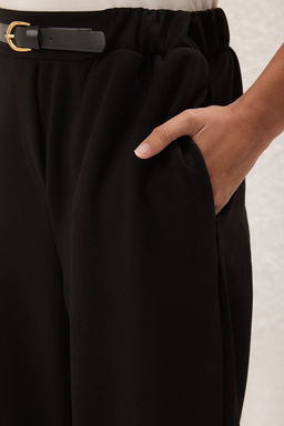 TRENDYOLMILLA Siyah Kemer Detayl? Wideleg/Genis Kesim Pantolon TWOSS25PL00059