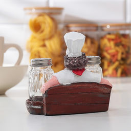 Набор для специй на подставке «Повар на диване», 3 предмета: солонка 50 мл, перечница 50 мл, подставка, стекло, фигурка МИКС