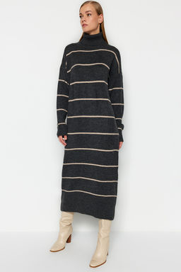 TRENDYOLMILLA Tas Maxi Triko Genis Kal?p Yumusak Dokulu Elbise TWOAW24EL00056  фото 16