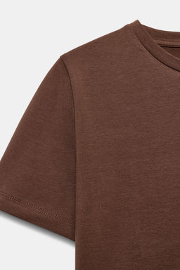 CAMISETA CROPPED MANGA CORTA / Marr?n claro