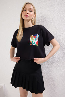 Siyah %100 Kal?n Pamuklu Bask?l? Relaxed/Genis Rahat Kesim Crop Orme T-Shirt TWOSS23TS00369