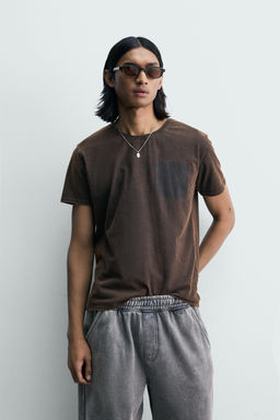 CAMISETA LAVADA TEXTO ESTAMPADO / Marr?n
