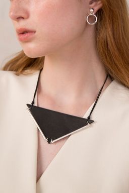 Ожерелье из натуральной кожи с фурнитурой - Модные истории фото 5