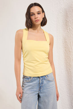 Ac?k Sar? Duz Kare Yaka Ask?l? Buzgulu Fitted/Vucuda Oturan Esnek Orme Bluz TWOSS24BZ00400