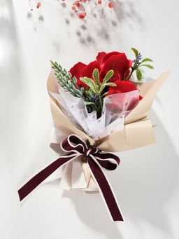 Букет из мыльных лепестков для ванны «Розы в подарочной упаковке», красный, 6.9×13.7×20.5 см