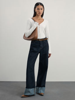 Лонгслив с V-образным вырезом в риб / Zarina  фото 8