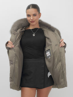 Куртка зимняя женская с мехом и капюшоном тренд коричневого цвета 7658K - Visdeer фото 8