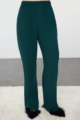 Trendyolmilla Zumrut Yesili Kadife Yaka Detayl? Viskon Dokuma Pijama Tak?m? THMAW25PT00134