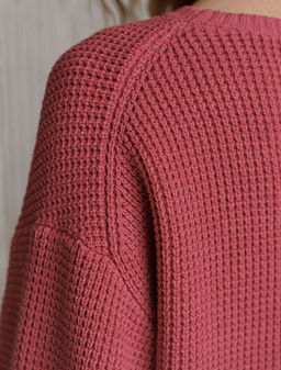 Укороченный джемпер с широкими рукавами рельефной вязки из хлопка с акрилом