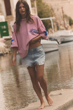 CAMISETA RAYAS TEXTO ESTRELLAS / Rosa