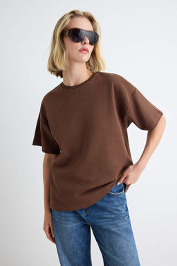 Kahverengi Oversize/Geni_ Kesim Bisiklet Yaka D___k Kol _nterlok _rme T-Shirt TWOAW27TS00005