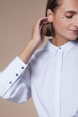 Блузка прямого силуэта с защипами внизу рукава.