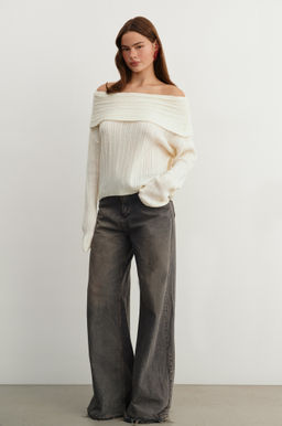 Джемпер из трикотажа с открытыми плечами