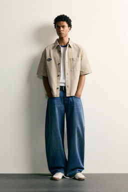 SOBRECAMISA BOXY FIT BORDADO PARCHES / Tostado