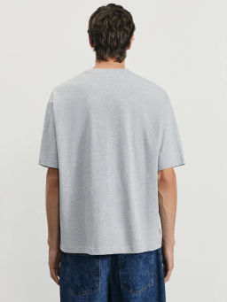 Футболка relax fit с принтом на груди / Zarina