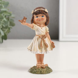Фигурка полистоун «Девочка с птенчиком на ручке», 7.5×4×12.5 см