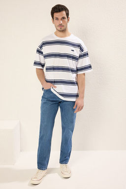 TRENDYOL MAN Beyaz Oversize/Genis Kesim Cizgili Kal?n %100 Pamuk Tok Kumas T-shirt TMNSS25TS00020