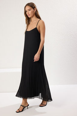 TRENDYOLMILLA Siyah Duz Y?rtmacl? Maxi Piliseli A-line Esnek Orme Elbise TWOSS25EL00170 фото 8