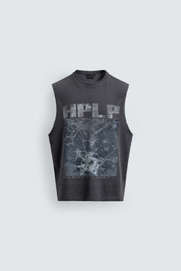 CAMISETA TANK PUNTO LAVADO ESTAMPADO / Gris azul
