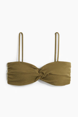 Top de bikini con relleno y detalle girado